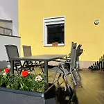 Gemuetliches Reihenhaus Mit Terrasse